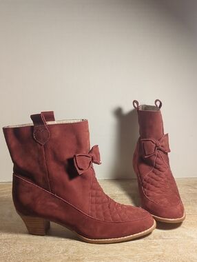 New Anthropologie  FTroupe London Women's Red Heart Quilted  Suede Boots Eur 39